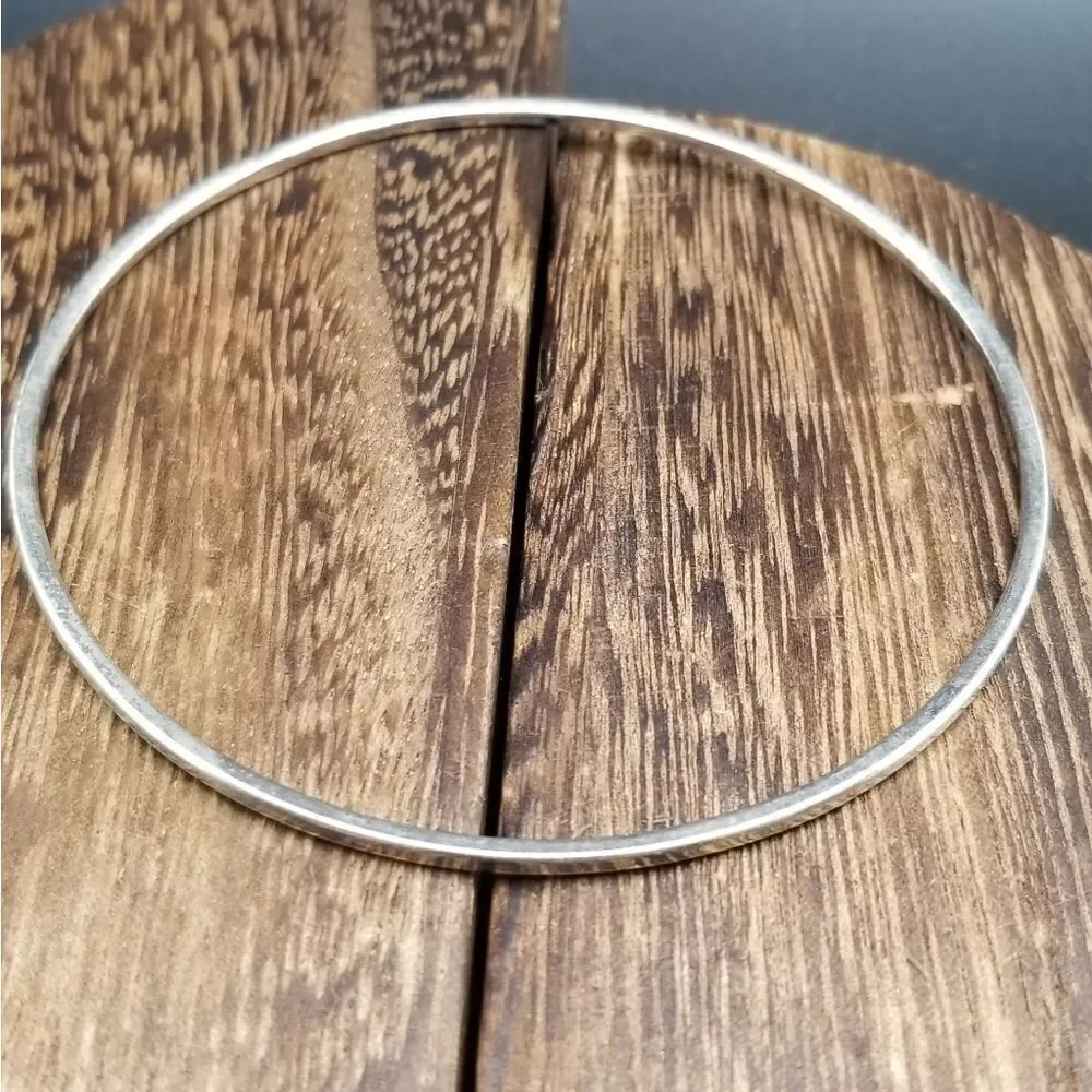 Silver tone rounded bangle bracelet  B917